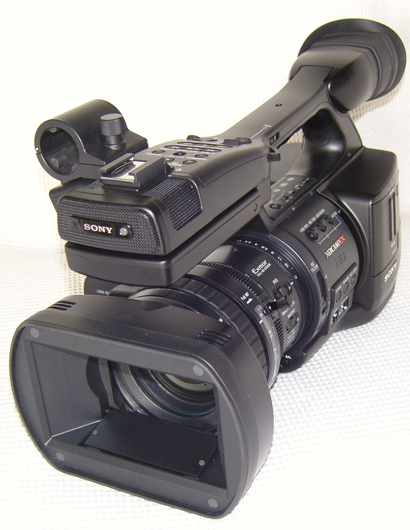 sony-pmw-ex1-video-camera-front-main-large.jpg