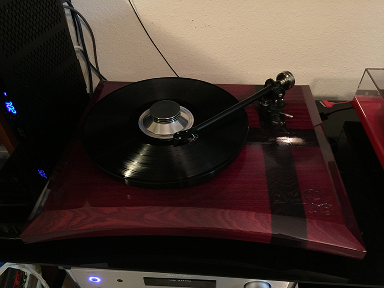 JWM Acoustics Karen 6 - Turntable Playing JWM Acoustics Karen 6 - Turntable Playing